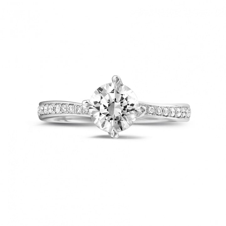Anello solitario con diamante da 0,90 carati in platino con diamanti laterali