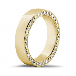 Anello eternity da 0,70 carati in oro giallo con piccoli diamanti rotondi sul lato