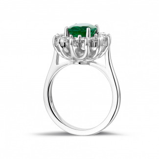 Anello Entourage in oro bianco con smeraldo ovale e diamanti rotondi