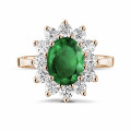 Anello Entourage in oro rosso con smeraldo ovale e diamanti rotondi