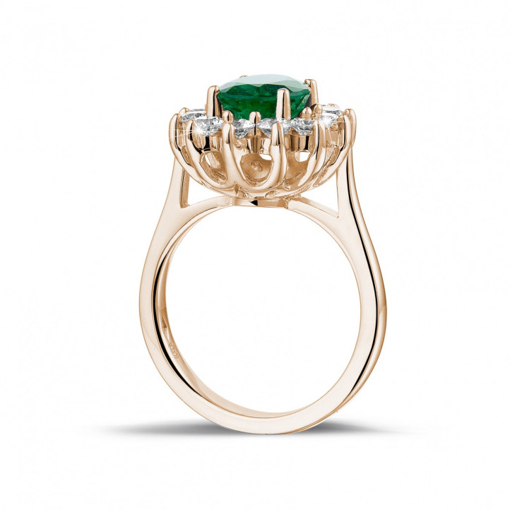 Anello Entourage in oro rosso con smeraldo ovale e diamanti rotondi
