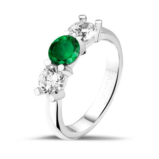 Anello trilogy in platino con smeraldo centrale e 2 diamanti rotondi