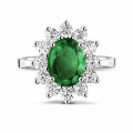 Anello Entourage in platino con smeraldo ovale e diamanti rotondi