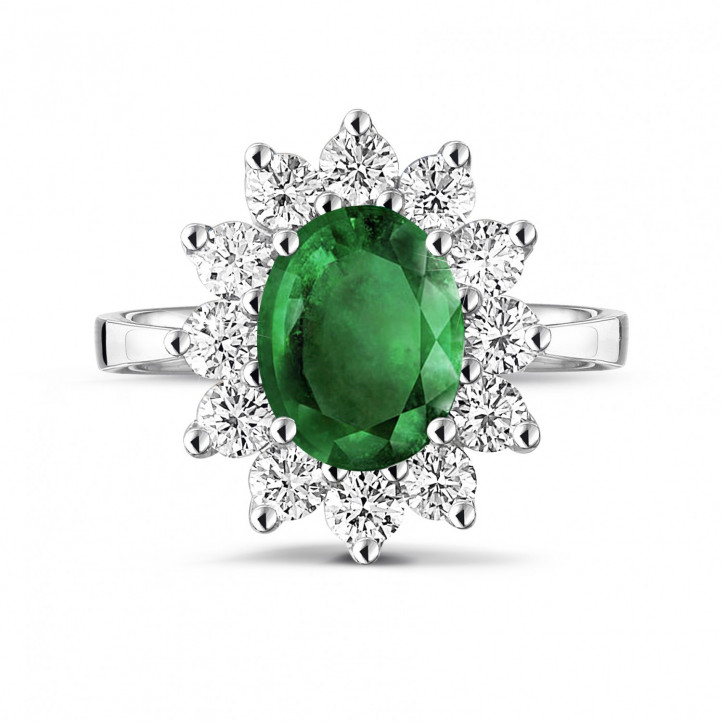 Anello Entourage in platino con smeraldo ovale e diamanti rotondi