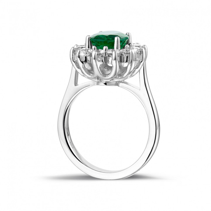 Anello Entourage in platino con smeraldo ovale e diamanti rotondi