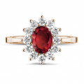 Anello Entourage in oro rosso con rubino ovale e diamanti rotondi
