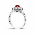 Anello Flowers in platino con rubino rotondo e diamanti laterali