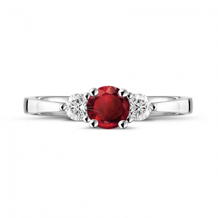 Anello trilogy in platino con rubino centrale e 2 diamanti rotondi