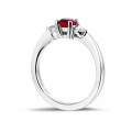 Anello trilogy in platino con rubino centrale e 2 diamanti rotondi