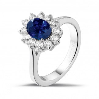 Anello Entourage in oro bianco con zaffiro ovale e diamanti rotondi