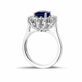 Anello Entourage in oro bianco con zaffiro ovale e diamanti rotondi