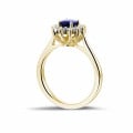 Anello Entourage in oro giallo con zaffiro ovale e diamanti rotondi