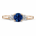 Anello trilogy in oro rosso con zaffiro centrale e 2 diamanti rotondi