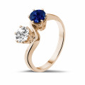 Anello Toi et Moi in oro rosso con diamante rotondo e zaffiro