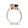 Anello Toi et Moi in oro rosso con diamante rotondo e zaffiro