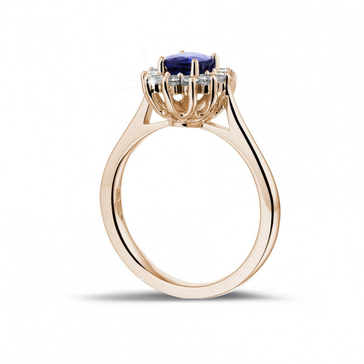 Anello Entourage in oro rosso con zaffiro ovale e diamanti rotondi