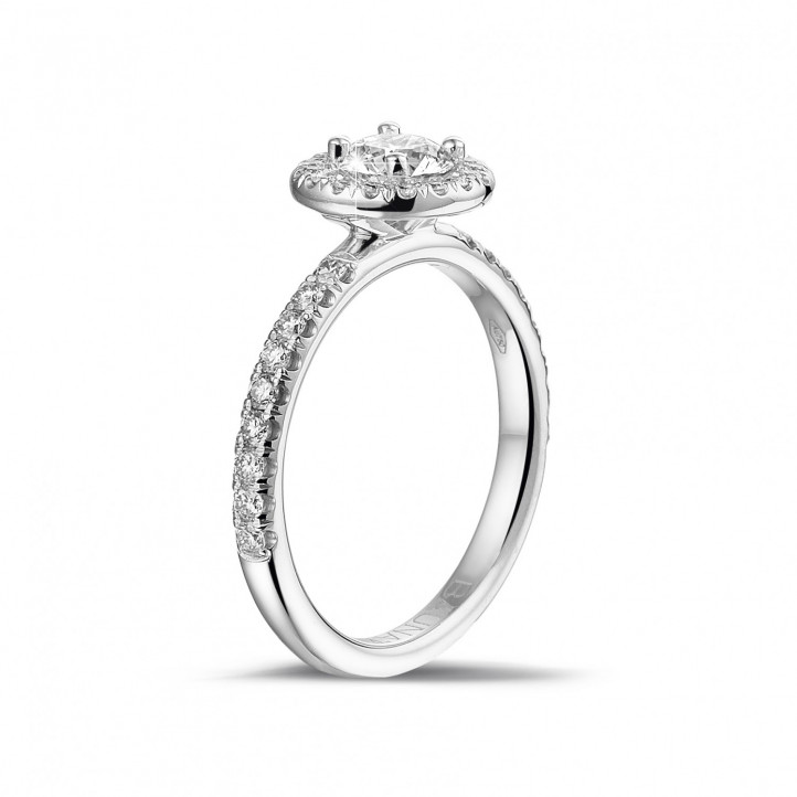 Anello solitario con halo da 0,50 carati in oro bianco con diamanti rotondi
