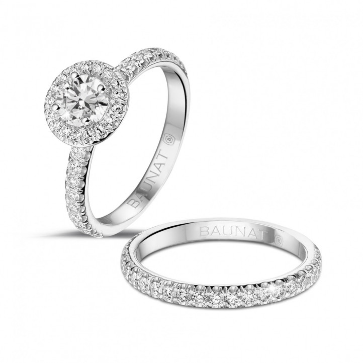 Anello solitario con halo da 0,50 carati in oro bianco con diamanti rotondi
