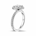 Anello solitario con halo da 1,50 carati in platino con diamanti rotondi
