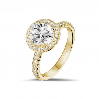 Anelli - Anello solitario con halo da 1,50 carati in oro giallo con diamanti rotondi