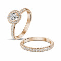 Anello solitario con halo da 0,50 carati in oro rosso con diamanti rotondi