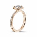 Anello solitario con halo da 0,70 carati in oro rosso con diamanti rotondi