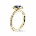 Anello solitario Halo in oro giallo con zaffiro rotondo e piccoli diamanti