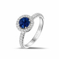 Anello solitario Halo in platino con zaffiro rotondo e piccoli diamanti