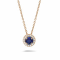 Collana Halo in oro rosso con zaffiro centrale e diamanti rotondi