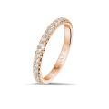 Anello eternity da 0,35 carati (mezzo giro) in oro rosso con diamanti rotondi