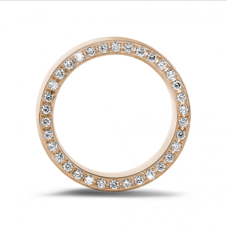 Anello eternity da 0,70 carati in oro rosso con piccoli diamanti rotondi sul lato