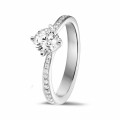 Anello solitario con diamante da 0,70 carati in platino con diamanti laterali