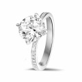 Anello solitario con diamante da 2,50 carati in platino con diamanti laterali