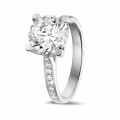 Anello solitario con diamante da 2,50 carati in oro bianco con diamanti laterali
