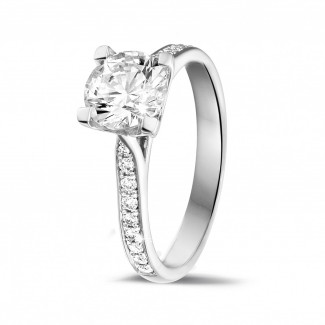 Anello solitario con diamante da 1,25 carati in platino con diamanti laterali