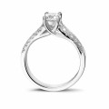 Anello solitario da 0,50 carati in oro bianco con diamanti laterali