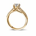 Anello solitario da 0,70 carati in oro giallo con diamanti laterali