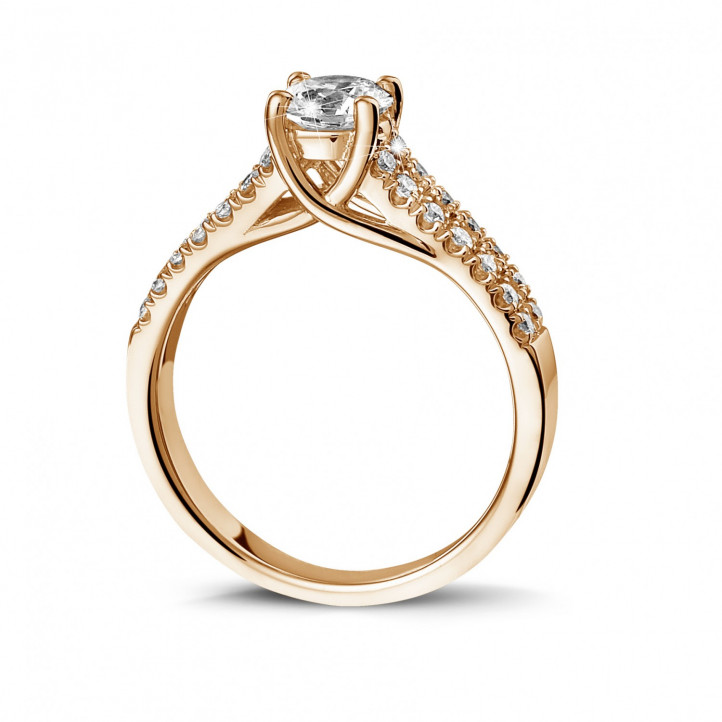 Anello solitario da 0,70 carati in oro rosso con diamanti laterali