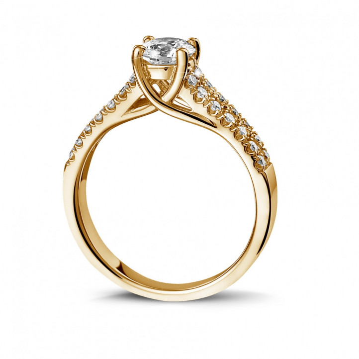 Anello solitario da 0,70 carati in oro giallo con diamanti laterali