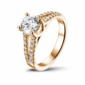 Anello solitario da 1,00 carati in oro rosso con diamanti laterali