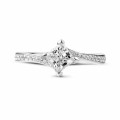 Anello solitario da 0,70 carati in oro bianco con diamante princess e diamanti laterali