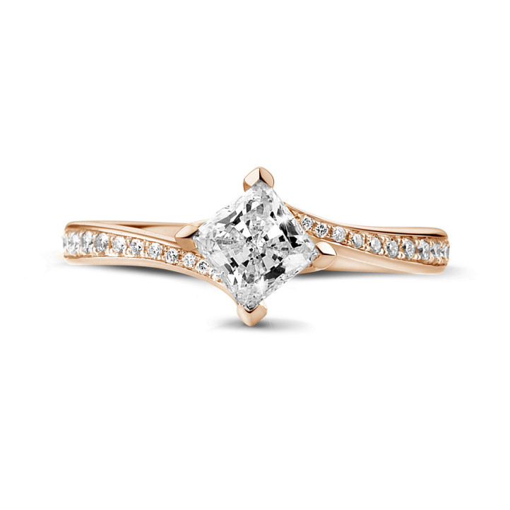 Anello solitario da 0,70 carati in oro rosso con diamante princess e diamanti laterali