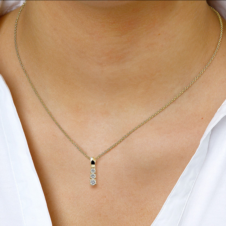 Pendente trilogy con diamanti da 0,45 carati in oro giallo