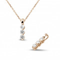 Pendente trilogia con diamanti da 0,30 carati in oro rosso