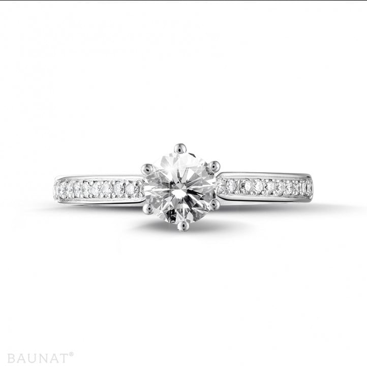 Anello solitario con diamante da 0,70 carati in platino con diamanti laterali