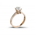 Anello solitario con diamante da 0,90 carati in oro rosso con diamanti laterali