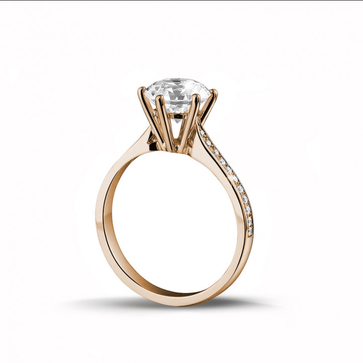 Anello solitario con diamante da 2,00 carati in oro rosso con diamanti laterali