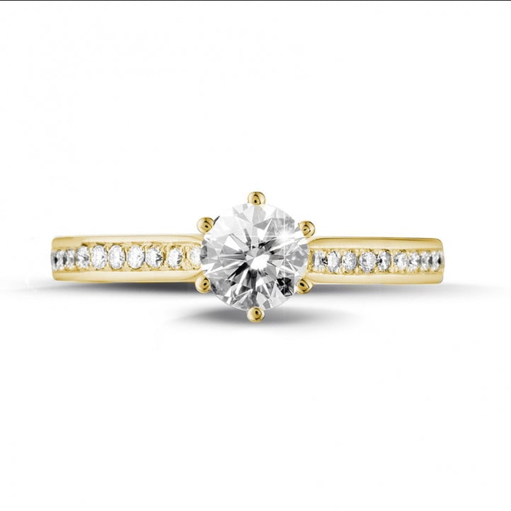 Anello solitario con diamante da 0,50 carati in oro giallo con diamanti laterali