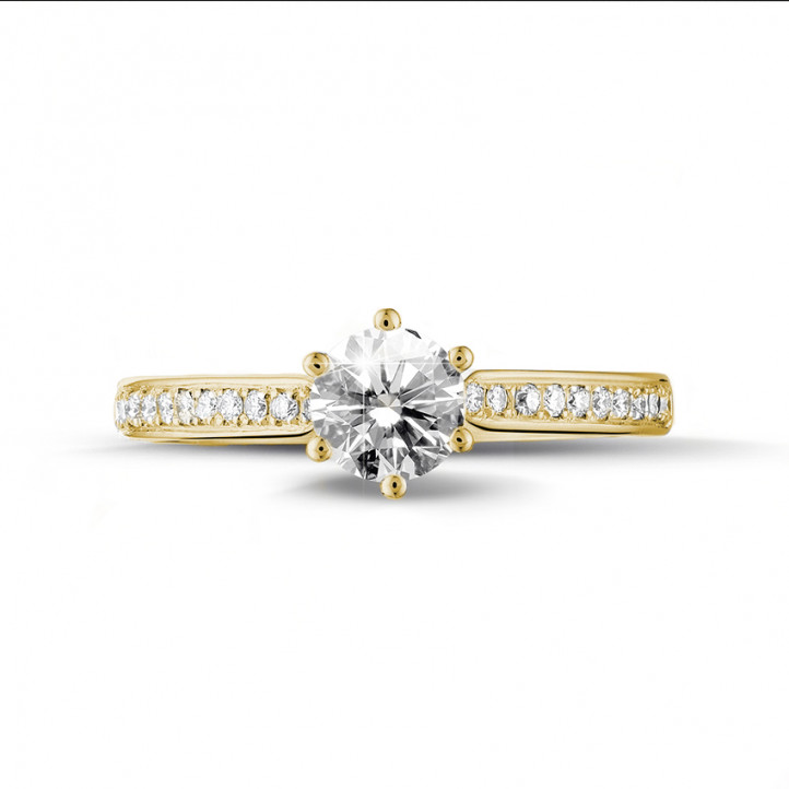 Anello solitario con diamante da 0,70 carati in oro giallo con diamanti laterali
