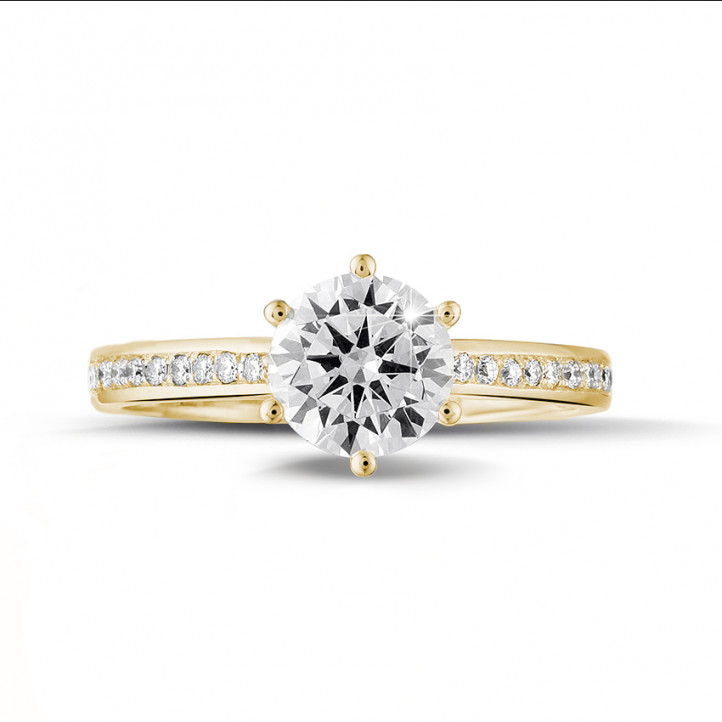 Anello solitario con diamante da 1,25 carati in oro giallo con diamanti laterali